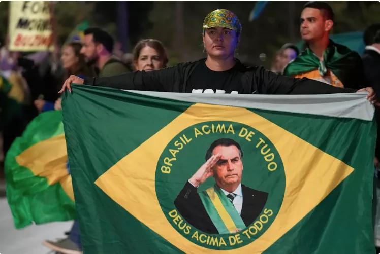 Justicia brasileña flexibiliza arresto domiciliario de Bolsonaro para permitir visitas familiares