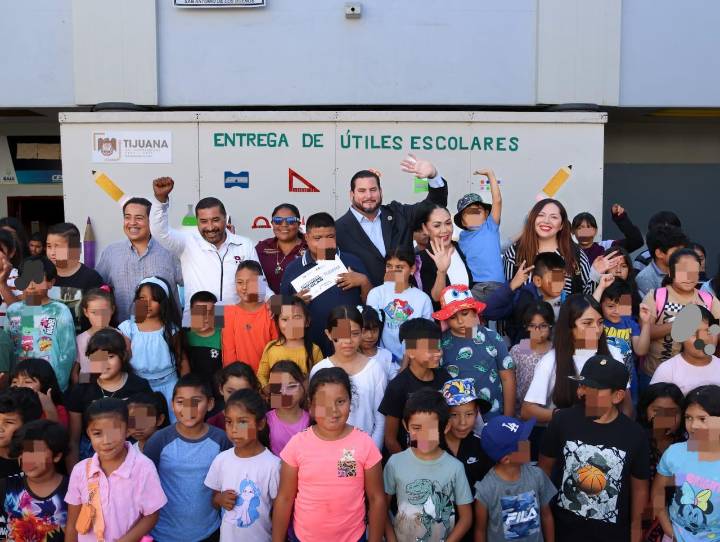 Entregan útiles escolares y vales de uniformes a niños en San Antonio de los Buenos