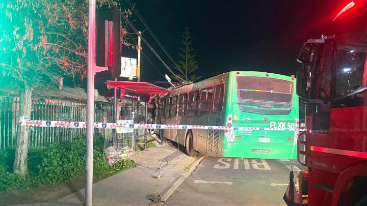 Fotos: Bus RED choca contra panadería y arrasa con cableado eléctrico en Cerrillos
