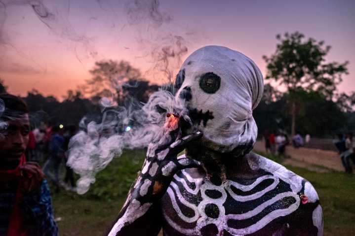 Body-Snatching Grave-Raiders Rave It Up in West Bengal