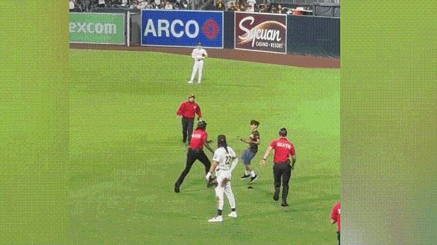 Video shows young fan tackled by security at Padres vs. Giants game