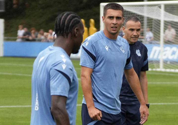 29 futbolistas pelean por una de las 25 fichas disponibles y hay 4 dorsales libres