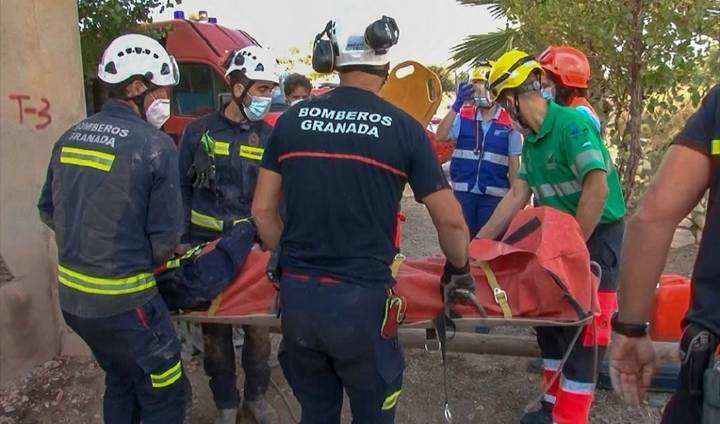 Dos trabajadores mueren en un incendio en una nave de aceite en Pinos Puente
