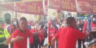 Brutal pelea entre vendedor de ‘perros calientes’ y funcionarios de la Alcaldía de Bogotá en la carrera Séptima: así fue el momento
