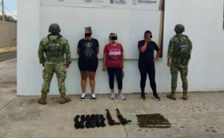 Fuerzas federales capturan a tres mujeres en posesión de dos fusiles AK-47, cargadores y cartuchos útiles en Culiacán