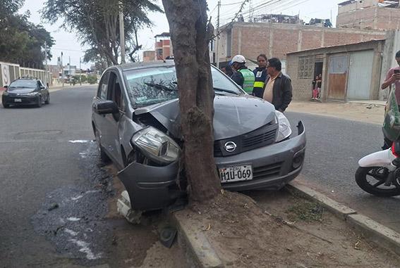 Chofer se despista y choca contra árbol en la Av. Brasil