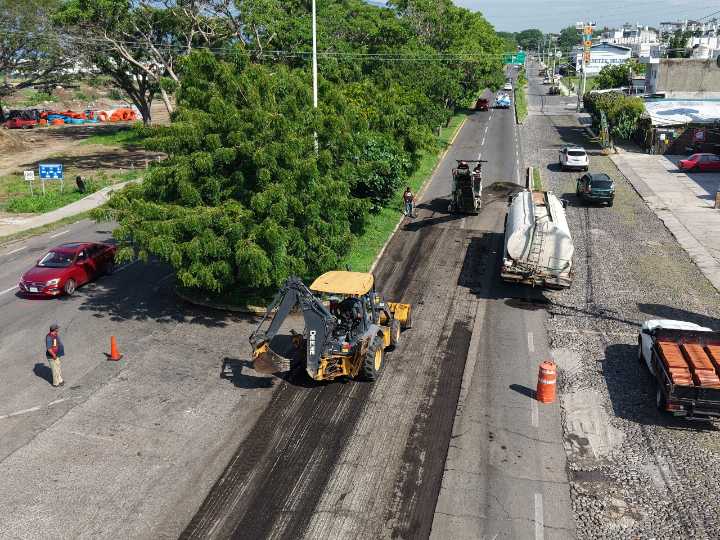Gobierno del Estado de Colima realiza bacheo de la Glorieta de los Perritos a Comala