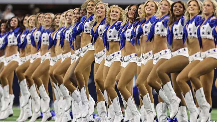 Cowboys cheerleader flaunts dancer’s bod in bikini, cowboy hat