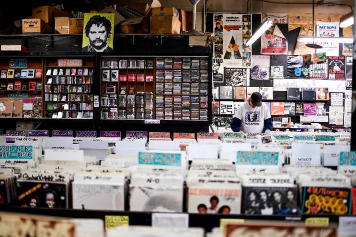 Ohio folk band hosts banjo, guitar lesson at Wax Trax