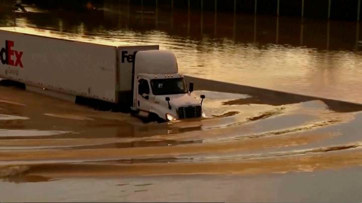 Mueren padres e hijo al caer árbol sobre su auto durante tormentas en Tennessee