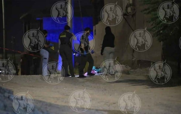 Localizan cadáver encobijado en Juárez