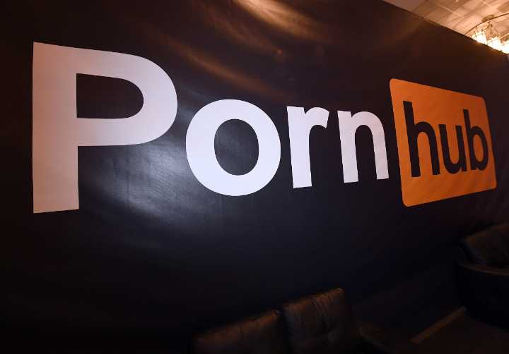 Tráfico de Pornhub se desploma tras implementación de regulaciones de verificación de edad
