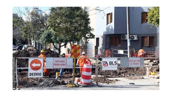 Abandono de obras y calles anegadas: tras meses de reclamo, arrancaron con la reparación Alberdi y Calchines