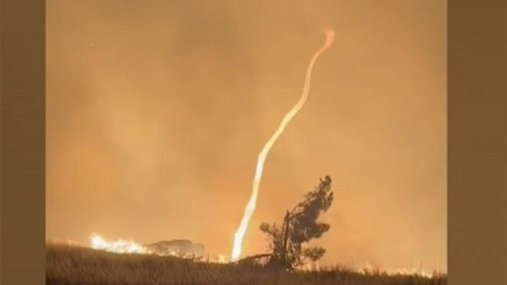 En video: un tornado de fuego se levanta durante incendio en Portugal