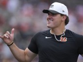 Hendrickson, Bengals reach agreement on 1