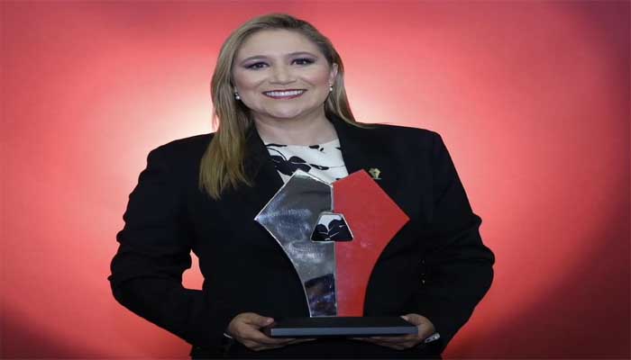 Ana Muñiz recibe premio Alcaldes por implementar estrategia contra la violencia de género