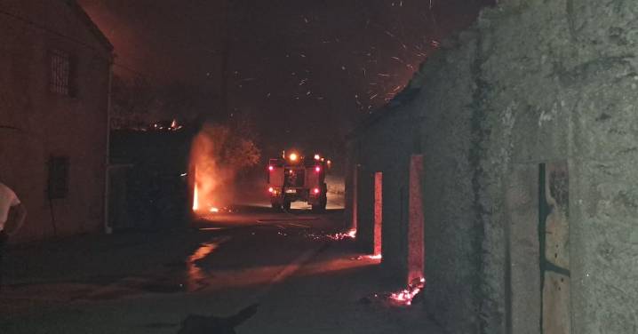 El incendio de Cipérez arrasa casas y naves en Cerezal de Puertas