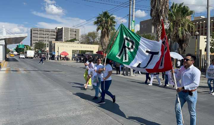 'Se están yendo nuestros médicos', personal del IMSS marcha en Torreón para restituir RJP