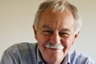 Si no sabes qué leer este verano, estas novelas de Eduardo Mendoza son siempre un acierto seguro