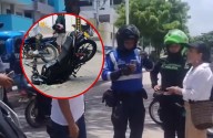 Siguen los accidentes por alcantarillas destapadas: una pareja cayó en moto en un hueco
