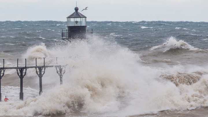 Weather service issues wave warnings for shorelines of Lakes Michigan, Huron