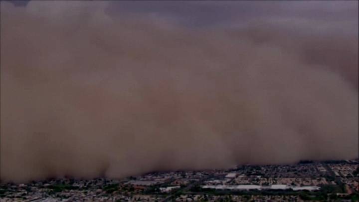 Así 'devoró' una enorme tormenta de arena Phoenix dejando a miles de personas sin electricidad
