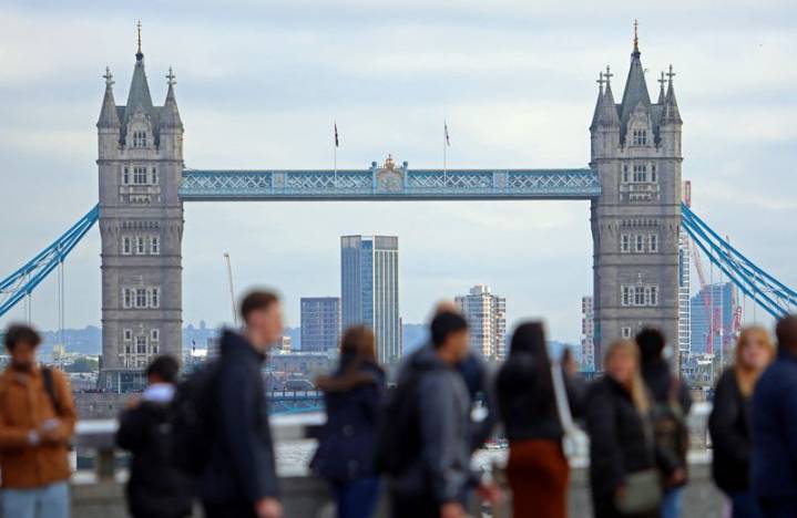UK wages grow 5% in three months to June, ONS says