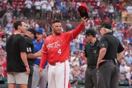 Ex receptor estelar Yadier Molina regresa al banquillo de los Cardenales como coach temporal