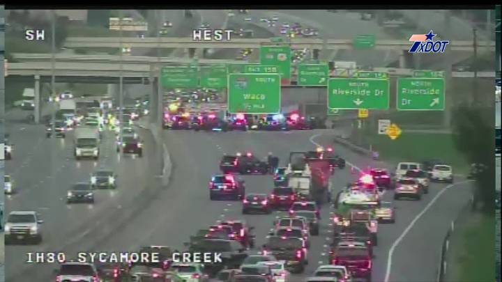 1 dead in 5-vehicle crash, Westbound I-30 at Sycamore in Fort Worth closed