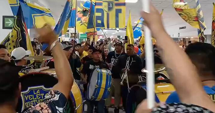 ¡Fiesta azulcrema! Americanistas dan brutal recibimiento a Allan Saint