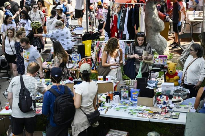 Canadians increasingly shopping second