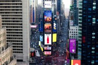 Un adolescente abre fuego y hiere a tres personas en Times Square, Nueva York