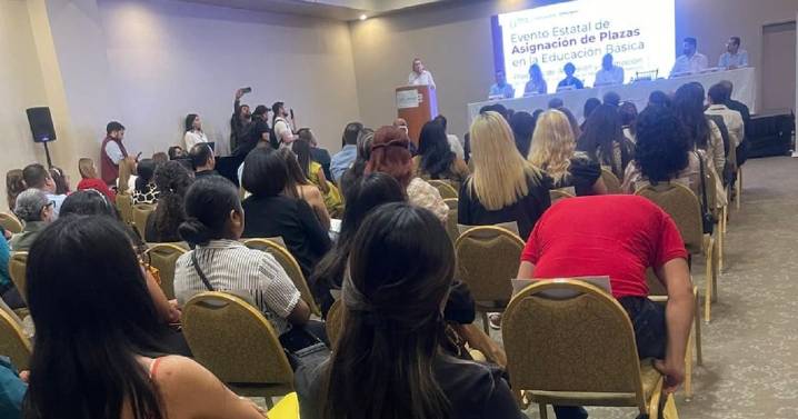 Entregan 51 plazas a maestros en Baja California