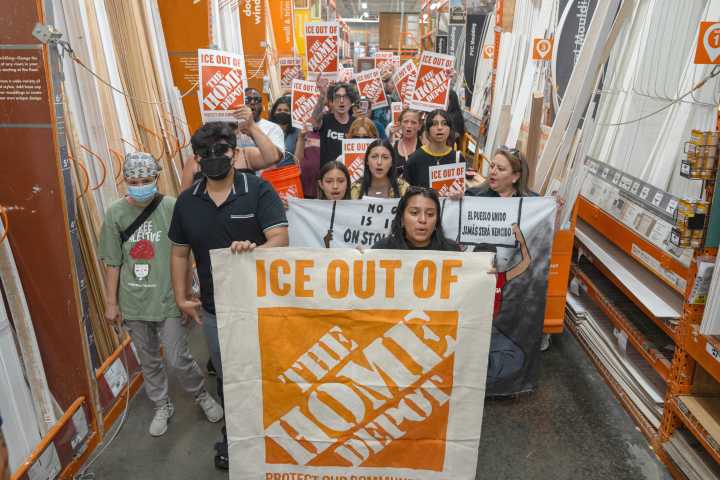 Mayor grupo latino de EE.UU. pide a The Home Depot negar el acceso de ICE a sus instalaciones