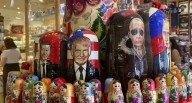 Tiendas de recuerdos en Moscú se inundan de imágenes de Putin y Trump previo a su reunión en Alaska