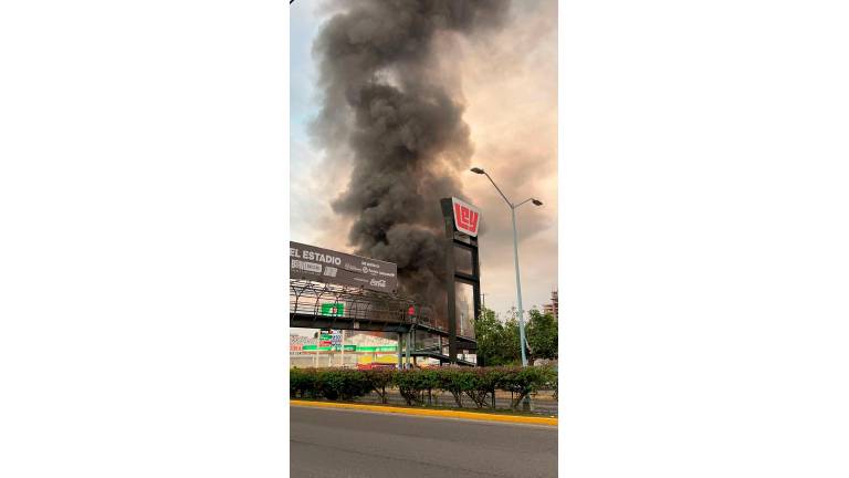Se incendia almacén de llantas por la Ejército Mexicano, en Mazatlán
