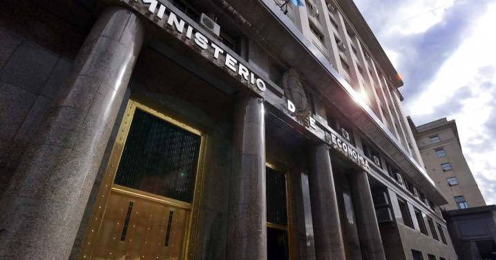 Gobierno de Milei paga hasta 75% de tasa y renueva vencimientos en licitación clave