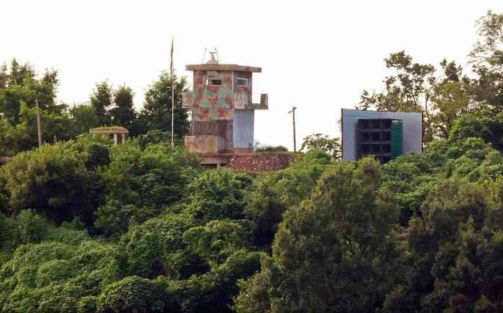 Koreas remove speakers on border