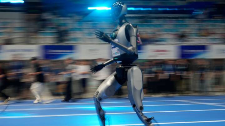 Robots humaoides bailan hip-hop y hacen artes marciales en feria tecnológica
