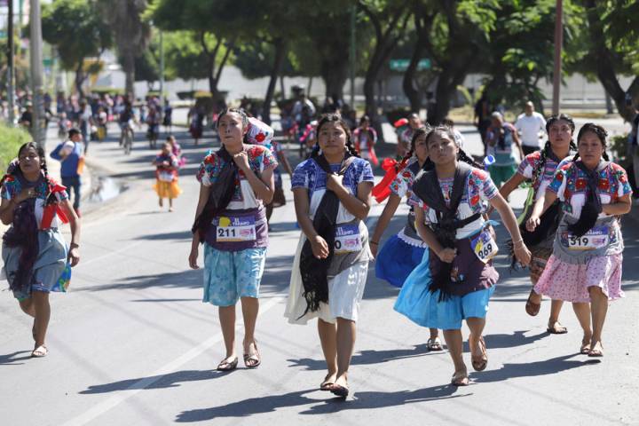 Cientos de mujeres en el estado mexicano de Puebla honran a la tortilla de maíz natural
