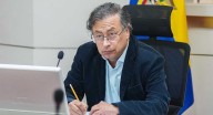 ¿Esa es la justicia? Gustavo Petro cuestionó la medida de libertad para Uribe y lo comparó con Epa Colombia