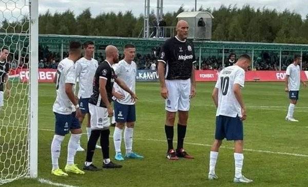 Un ex NBA debutó oficialmente como futbolista: con 2m26 es el más alto de la historia