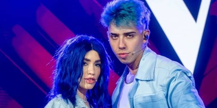 Lali Espósito sorprendió en La Voz Argentina con un look inspirado en Luck Ra: “Te pintás el pelo de azul y lo entendés perfecto”
