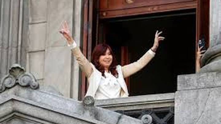 Pese a la prisión domiciliaria, Cristina Kirchner quiere estar presente en la campaña