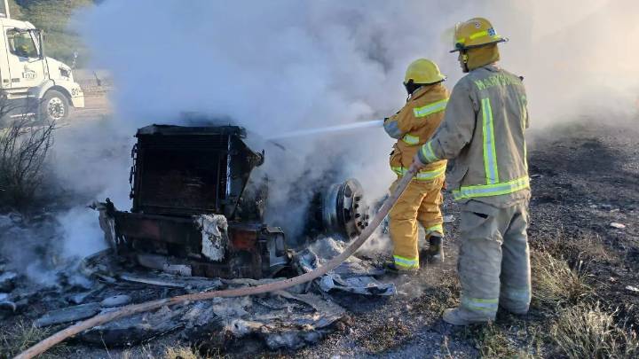Tráiler es consumido por el fuego en Lerdo