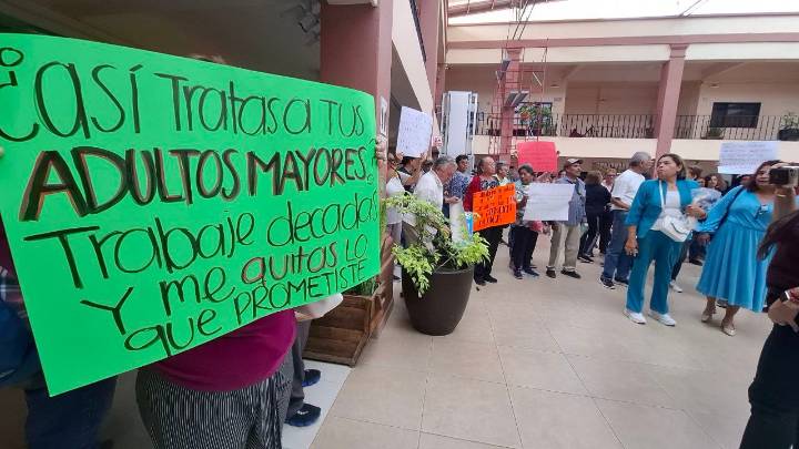 Jubilados y pensionados del Municipio de Celaya exigen respeto a sus derechos laborales