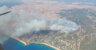 Un nuevo incendio en Tarifa obliga al desalojo preventivo de viviendas en la zona de Atlanterra