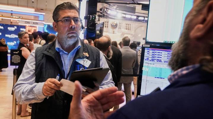 Wall Street holds at a standstill near its record heights