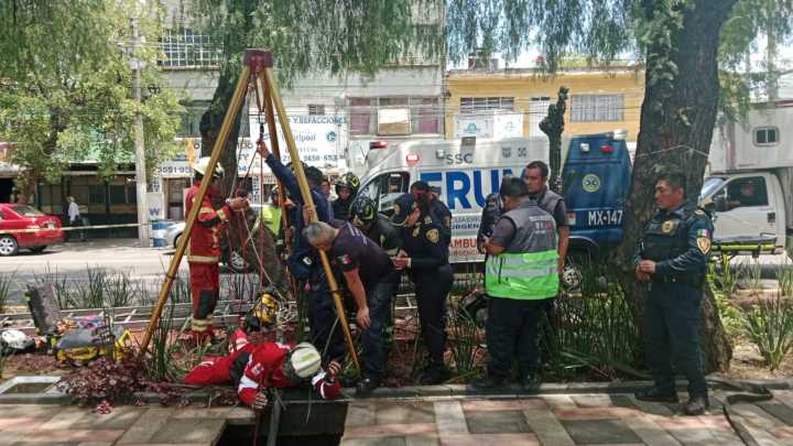 Mujer Cae en Profundo Socavón; el Suelo Colapsó Mientras Caminaba en Camellón de CDMX