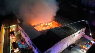 El incendio en la nave de Cosméticos Anfer en Bergondo se reaviva de madrugada